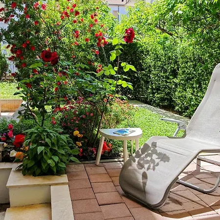 Апартаменти Ivana Charming Garden & Free Parking *