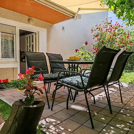 Ivana Charming Garden & Free Parking Апартаменти *