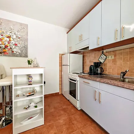Апартаменти Ivana Charming Garden & Free Parking *
